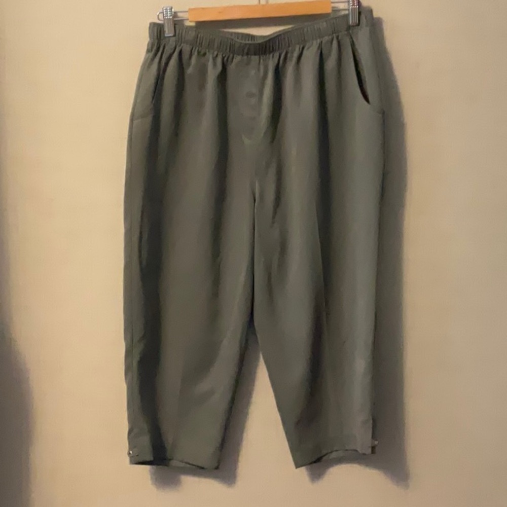 Allison Daley Women's Gray Capris